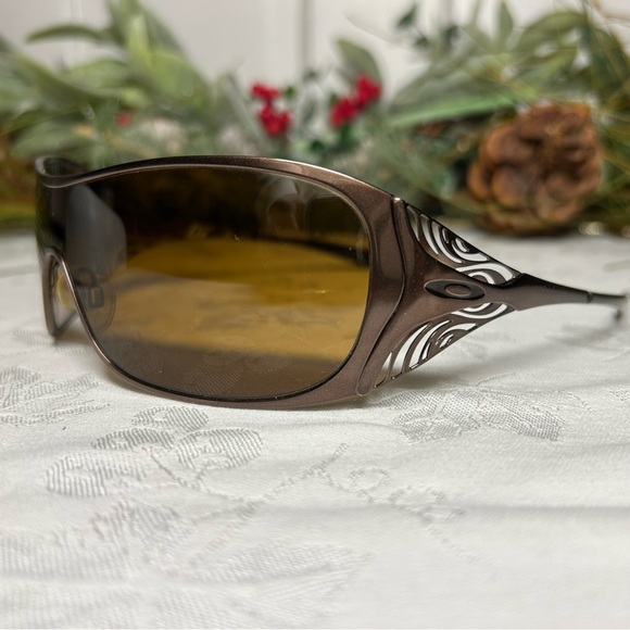 Oakley Liv Sunglasses 05-670 Polished Chocolate/Dark Bronze - Picture 2 of 8
